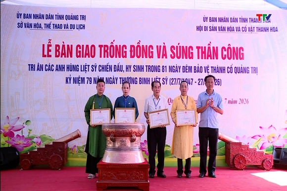 Trao tặng hiện vật văn hóa tri ân đất lửa Quảng Trị