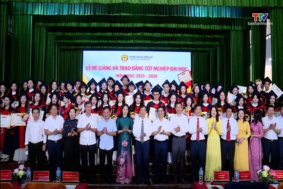 Trường Đại học Hồng Đức trao bằng tốt nghiệp đại học