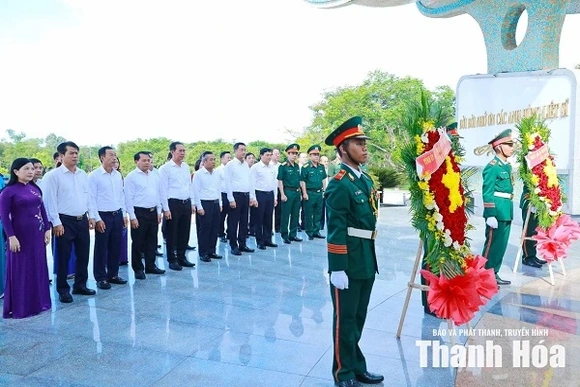 Dâng hương tưởng niệm các Mẹ Việt Nam anh hùng và các anh hùng liệt sỹ tại thành phố Đà Nẵng