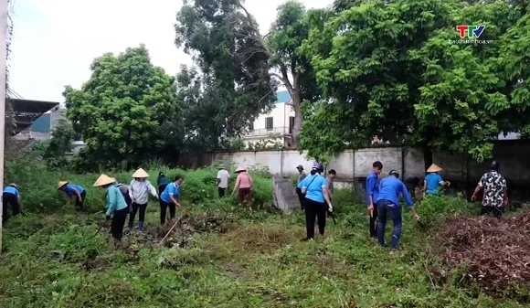 Xã Cẩm Thủy ra quân tổng vệ sinh môi trường 