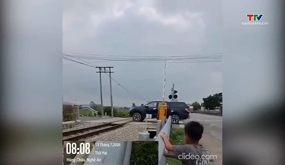 Nữ tài xế cố vượt gác chắn giữa lúc tàu sắp tới