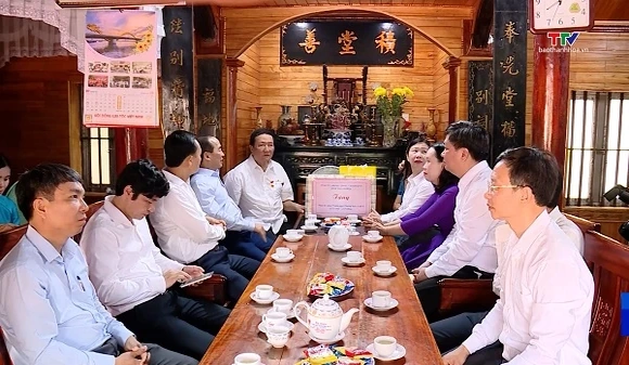 Phó Chủ tịch Thường trực HĐND tỉnh viếng Nghĩa trang liệt sĩ Yên Định và thăm, tặng quà gia đình chí