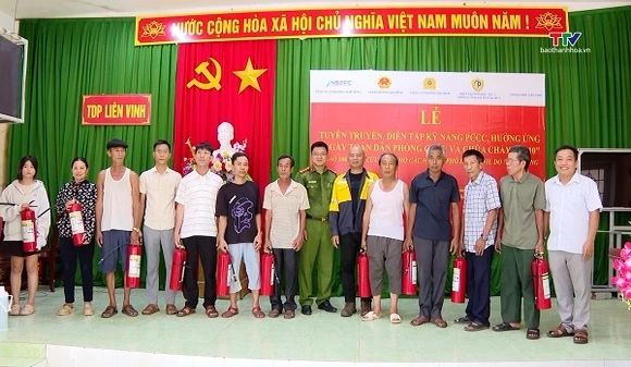 Tuyên truyền kỹ năng phòng cháy chữa cháy, trao tặng bình chữa cháy  cho người dân tại xã Hải Bình