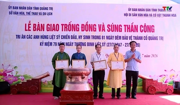 Trao tặng hiện vật văn hóa tri ân đất lửa Quảng Trị