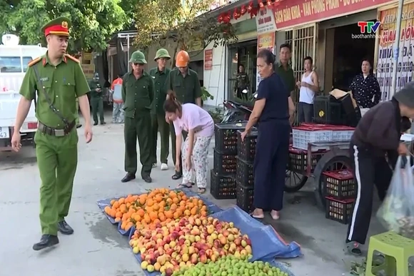 Giải tỏa lấn chiếm hành lang giao thông trên đường Nguyễn Doãn Chấp