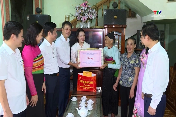 Phó chủ tịch Thường trực Ủy ban MTTQ tỉnh viếng nghĩa trang liệt sĩ; thăm, tặng quà gia đình chính sách