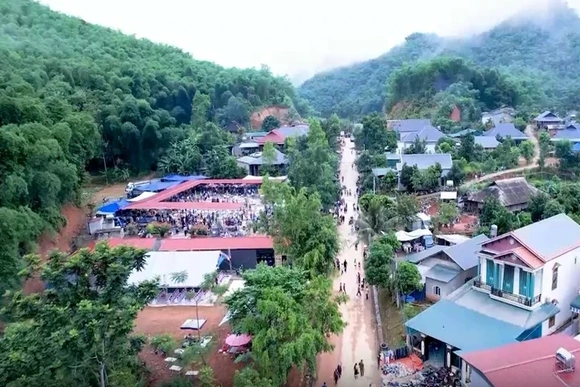 Về Sơn Thủy đi chợ Mường Xia
