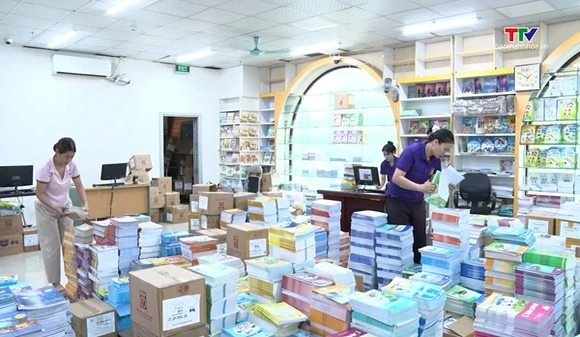 Sôi động thị trường sách giáo khoa, đồ dùng học tập