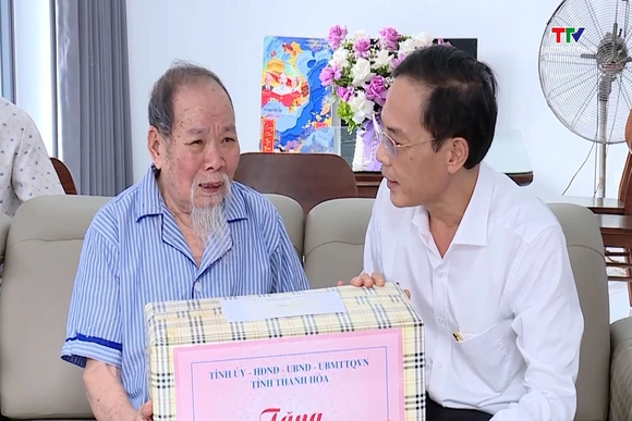 Phó Chủ tịch UBND tỉnh Đầu Thanh Tùng viếng Nghĩa trang Liệt sĩ, tặng quà gia đình chính sách phường Quang Trung, Bỉm Sơn