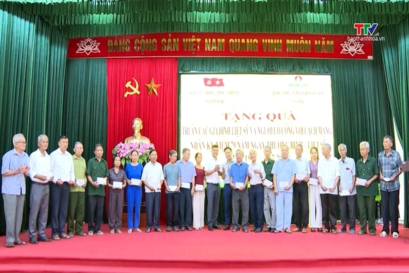 Xã Tân Ninh trao 600 suất quà tri ân gia đình liệt sĩ và người có công với cách mạng