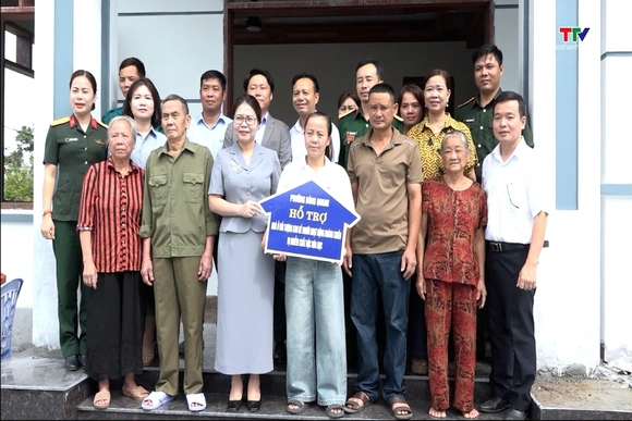 Phường Đông Quang thăm, tặng quà gia đình chính sách trên địa bàn phường