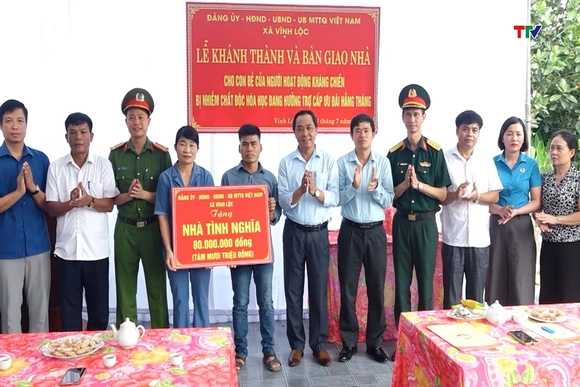 Xã Vĩnh Lộc bàn giao nhà tình nghĩa cho con đẻ người hoạt động kháng chiến bị nhiễm chất độc hóa học