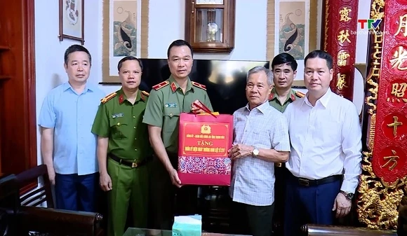 Giám đốc Công an tỉnh viếng nghĩa trang liệt sĩ và thăm, tặng quà các gia đình chính sách