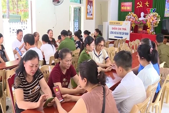 Thực hiện 100% thanh toán qua tài khoản đối với các khoản chi lương và phụ cấp