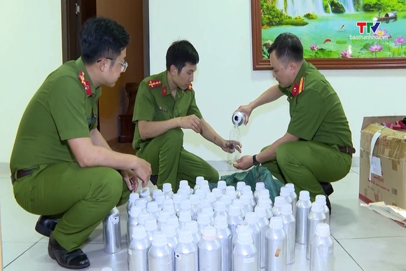 Khởi tố 13 bị can trong đường dây sản xuất, buôn bán nước hoa giả