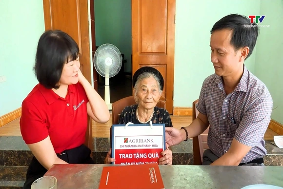 Ngân hàng Agribank chi nhánh Nam Thanh Hóa trao quà cho gia đình chính sáchtrên địa bàn xã Quảng Bình
