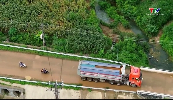 Cầu 13 tấn “oằn mình” gánh xe hàng chục tấn