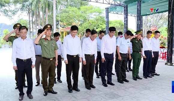 Đoàn đại biểu tỉnh Thanh Hóa viếng nghĩa trang liệt sĩ quốc tế Việt – Lào, tỉnh Nghệ An