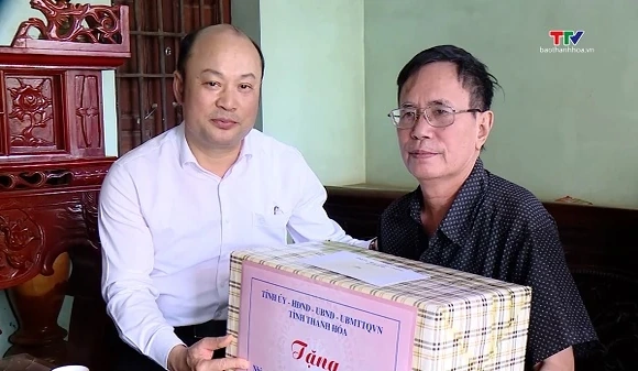 Phó Chủ tịch UBND tỉnh Cao Văn Cường viếng Nghĩa trang Liệt sĩ và tặng quà gia đình chính sách