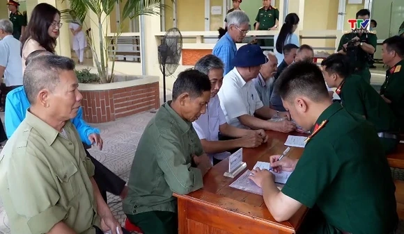 Xã Hoạt Giang khám, tư vấn và cấp thuốc miễn phí cho đối tượng chính sách