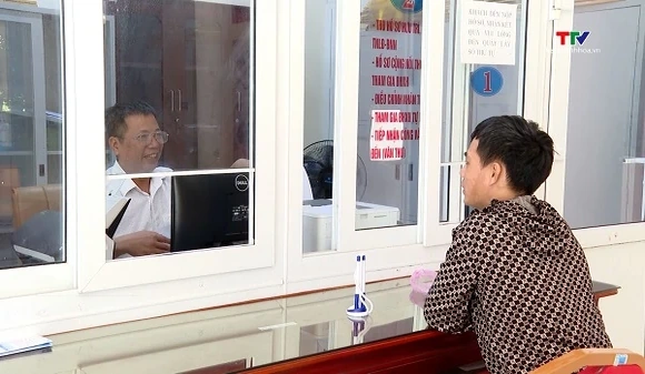 Thực hiện 100% thanh toán qua tài khoản đối với các khoản chi lương và phụ cấp