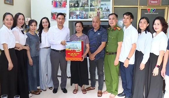 Phường Hạc Thành thăm hỏi, tặng quà gia đình chính sách