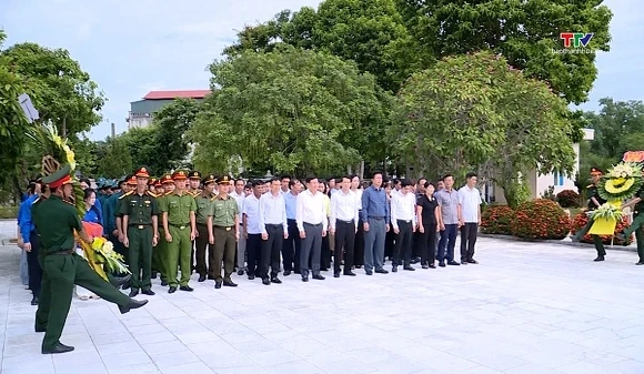 Phó Chủ tịch Thường trực UBND tỉnh Mai Xuân Liêm dâng hương Nghĩa trang liệt sĩ Vĩnh Lộc