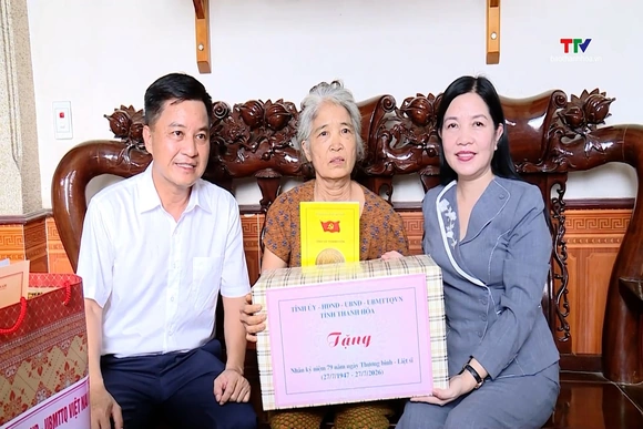 Đồng chí Phạm Thị Thanh Thủy Chủ nhiệm Ủy ban Kiểm tra Tỉnh ủy dâng hương tại Nghĩa trang liệt sỹ Nga Sơn