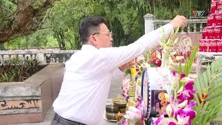 Đồng chí Trịnh Huy Triều, Trưởng Ban Quản lý KKT Nghi Sơn và các khu công nghiệp tỉnh Thanh Hóa dâng hương tại Nghĩa trang Liệt sĩ Quốc tế Đồng Tâm