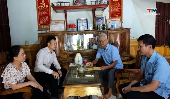 Xã Vĩnh Lộc thăm, tặng quà gia đình chính sách