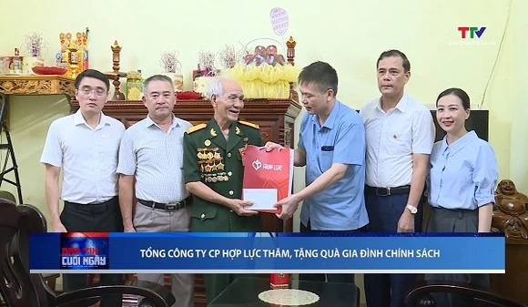 Tổng Công ty CP Hợp Lực thăm, tặng quà gia đình chính sách