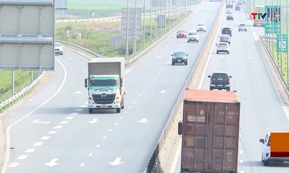 Cảnh sát giao thông tăng cường xử lý xe khách, xe tải đi sai làn trên cao tốc