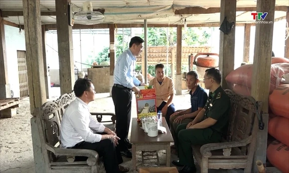 Xã Mường Lát tặng quà người có công nhân kỷ niệm 79 năm Ngày Thương binh - Liệt sĩ