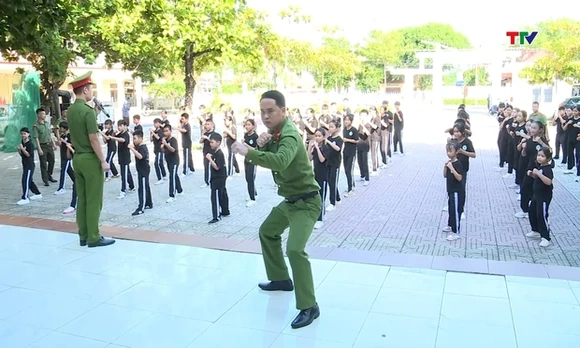 Khai giảng “Lớp  học Công an xã vì thế hệ trẻ Hồ Vương”