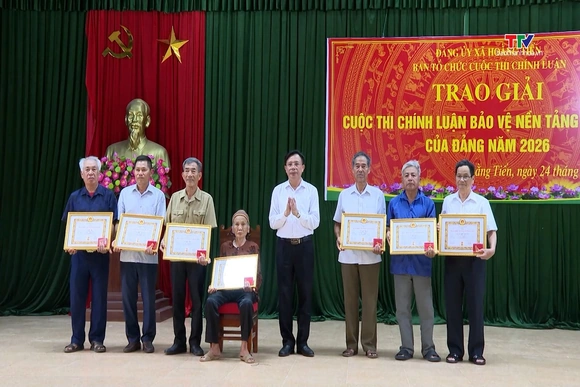 Xã Hoằng Tiến trao giải Cuộc thi chính luận bảo vệ nền tảng tư tưởng của Đảng năm 2026