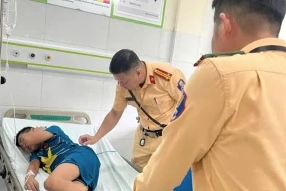 Lực lượng Cảnh sát giao thông kịp thời đưa cháu bé bị ong bắp cày đốt đi cấp cứu