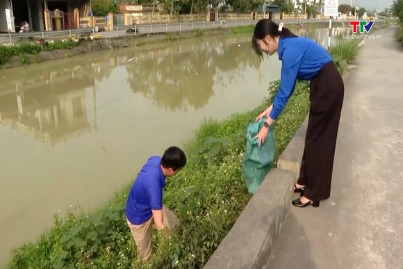 Chung tay làm sạch kênh mương, bảo vệ môi trường