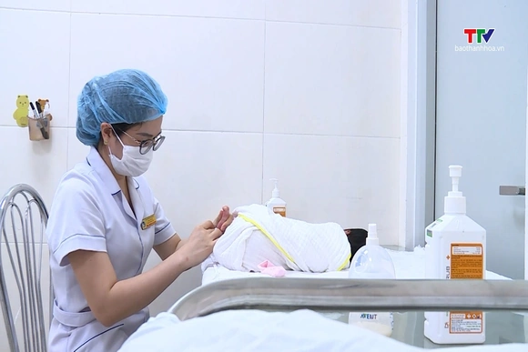 Đề xuất khuyến khích sinh đủ 2 con tại 10 tỉnh, thành phố có mức sinh thấp