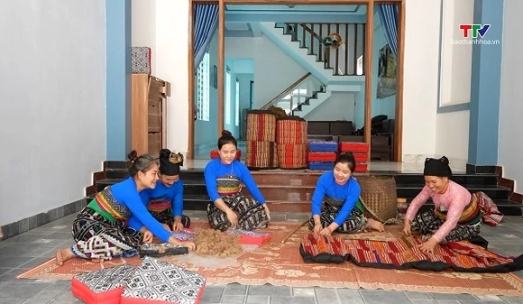 Phụ nữ Thái Xứ Thanh giữ nếp nhà từ những chiếc đệm bông lau