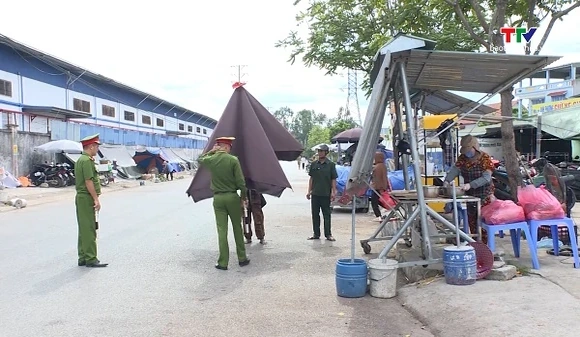 Giải tỏa chợ cóc họp sai quy định tại khu công nghiệp Hoàng Long