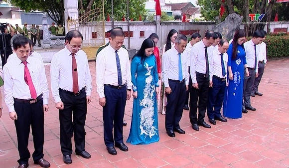 Đoàn Đại biểu Đảng bộ tỉnh Thanh Hóa dâng hương tại cụm di tích Hàm Hạ