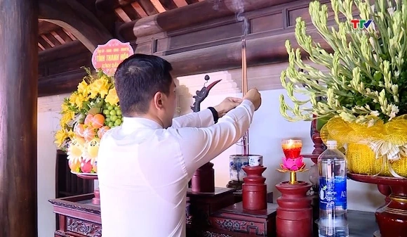 Phó Bí thư Thường trực Tỉnh ủy Nguyễn Hồng Phong dâng hương tại khu di tích Yên Trường