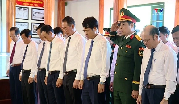 Phó Bí thư Tỉnh ủy Trịnh Tuấn Sinh dâng hương tại các Khu di tích lịch sử cách mạng