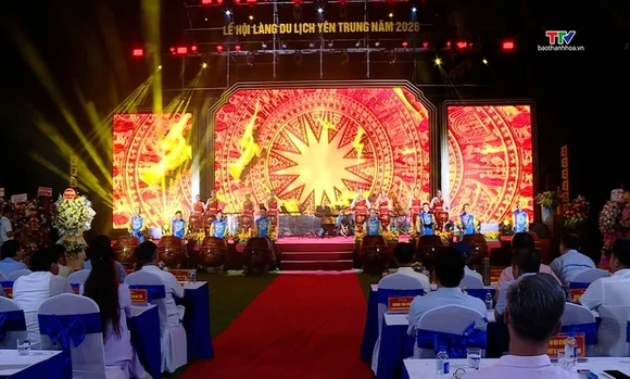 Rực rỡ sắc màu văn hóa truyền thống tại Lễ hội Làng du lịch Yên Trung