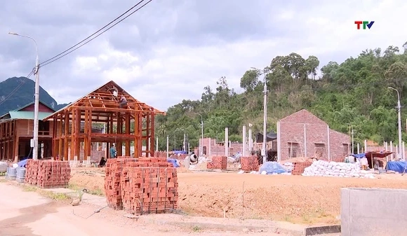 Những mái nhà đầu tiên ở Pom Dụng