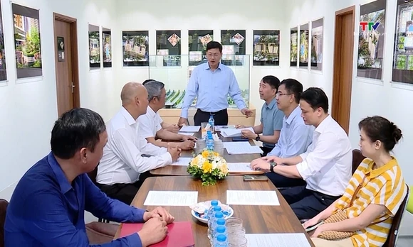 Phó Chủ tịch Thường trực UBND tỉnh Mai Xuân Liêm kiểm tra tiến độ dự án nhà ở xã hội tại phường Hàm Rồng
