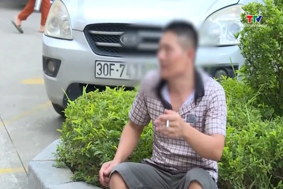 Hút thuốc nơi công cộng: Có phạt, sao khó xử lý?