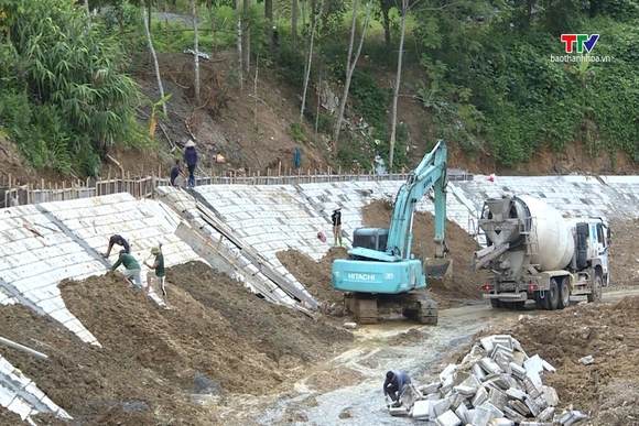 Đẩy nhanh tiến độ dự án kè chống sạt lở trên địa bàn xã Linh Sơn