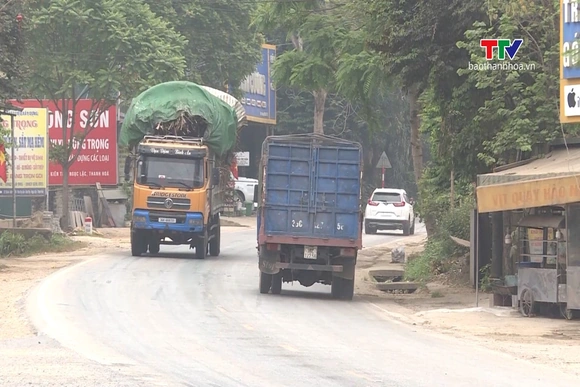 Cục CSGT đề xuất không cho mượn làn ngược chiều để vượt xe