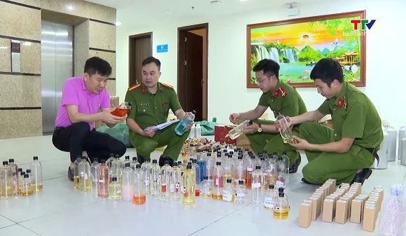 Công an Thanh Hóa triệt phá đường dây  buôn bán nước hoa giả